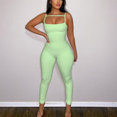 Schmaler Jumpsuit mit versunkenen Streifen und Hosenträgern